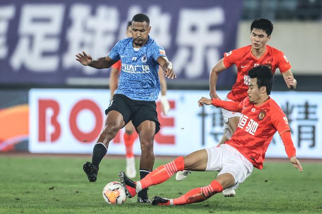 杨希与张玉宁在比赛中发生碰撞，双双受伤需队医处理